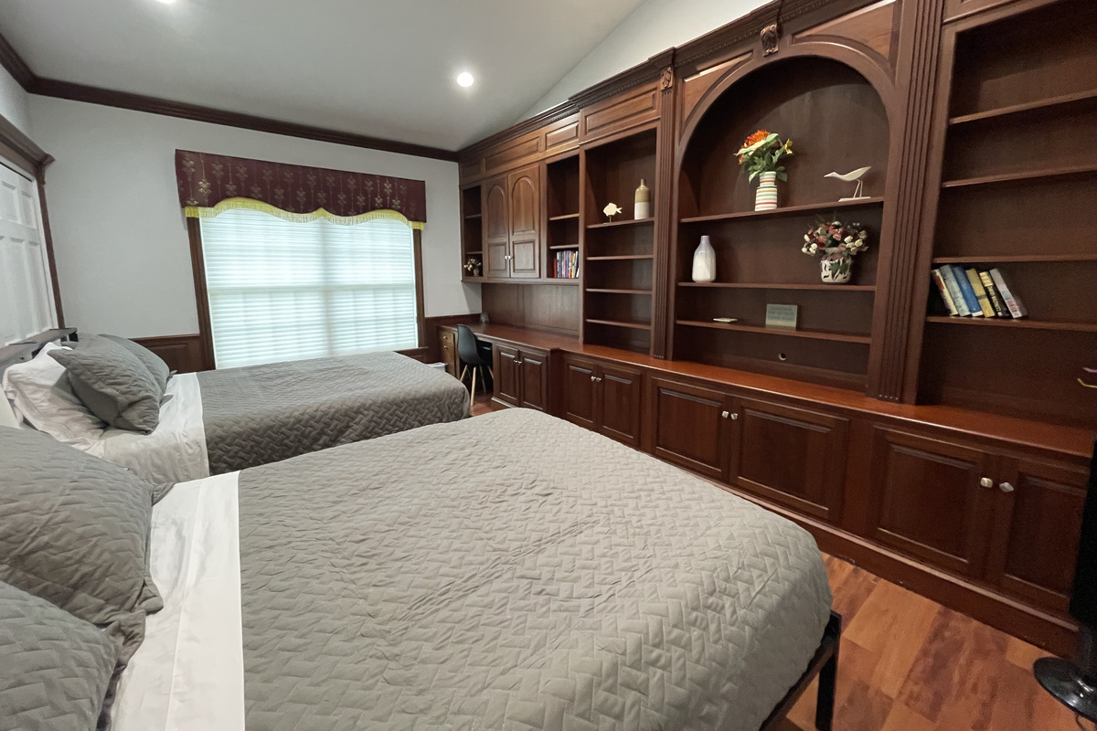 Bedroom 4 with 2 Queen beds