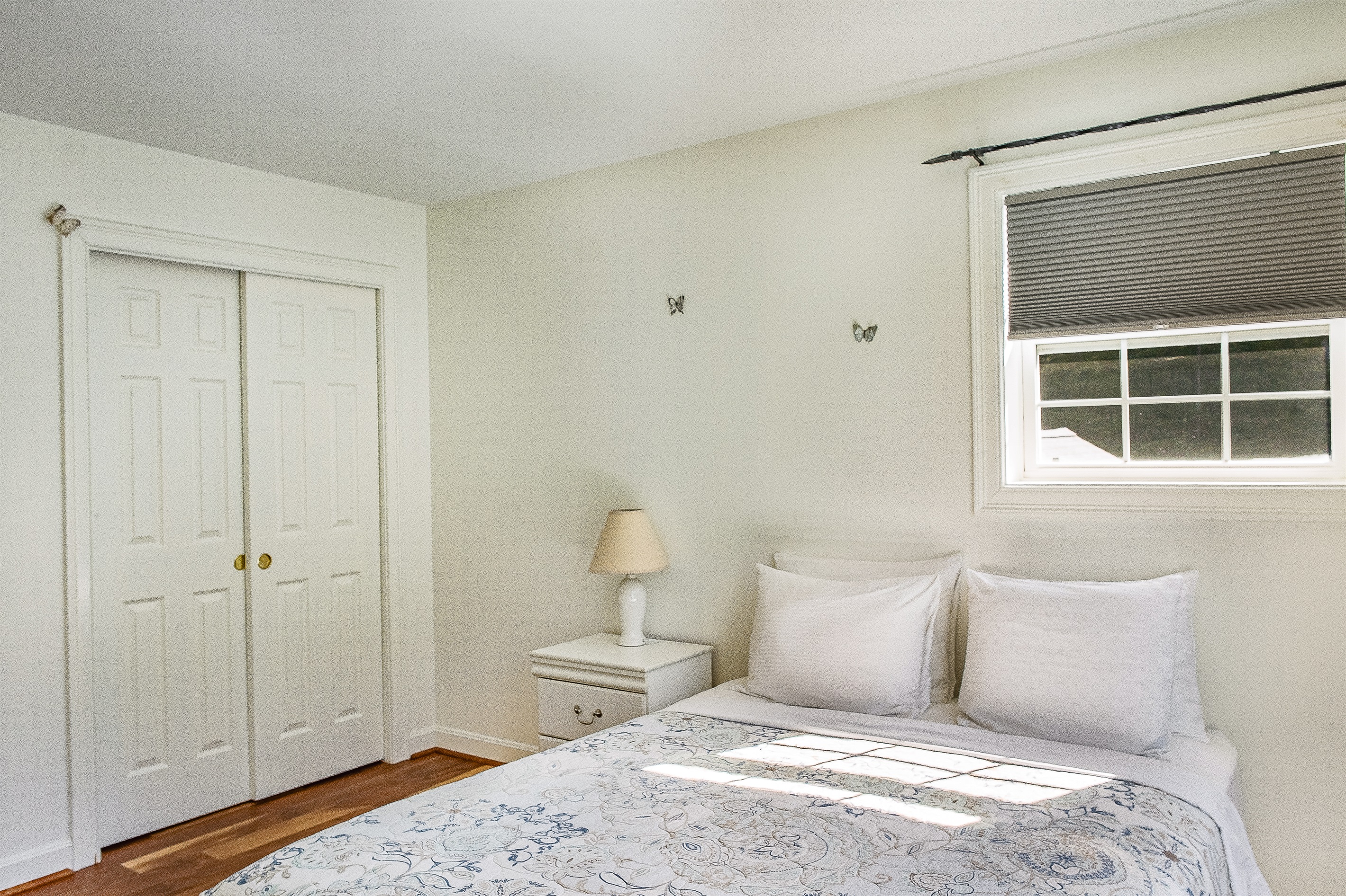 The Butterfly Room offers a spacious double closet, providing plenty of room for your gear and wardrobe. This organized guest suite ensures your group can unpack and feel right at home during their stay on the quiet side of MDI.
