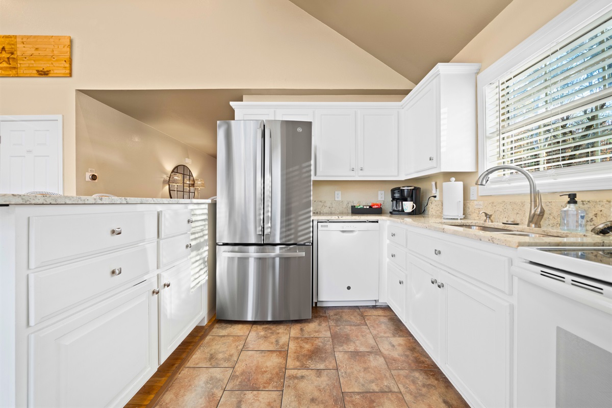 This kitchen&rsquo;s clean design and generous counter space ensure you have everything you need to cook with ease.