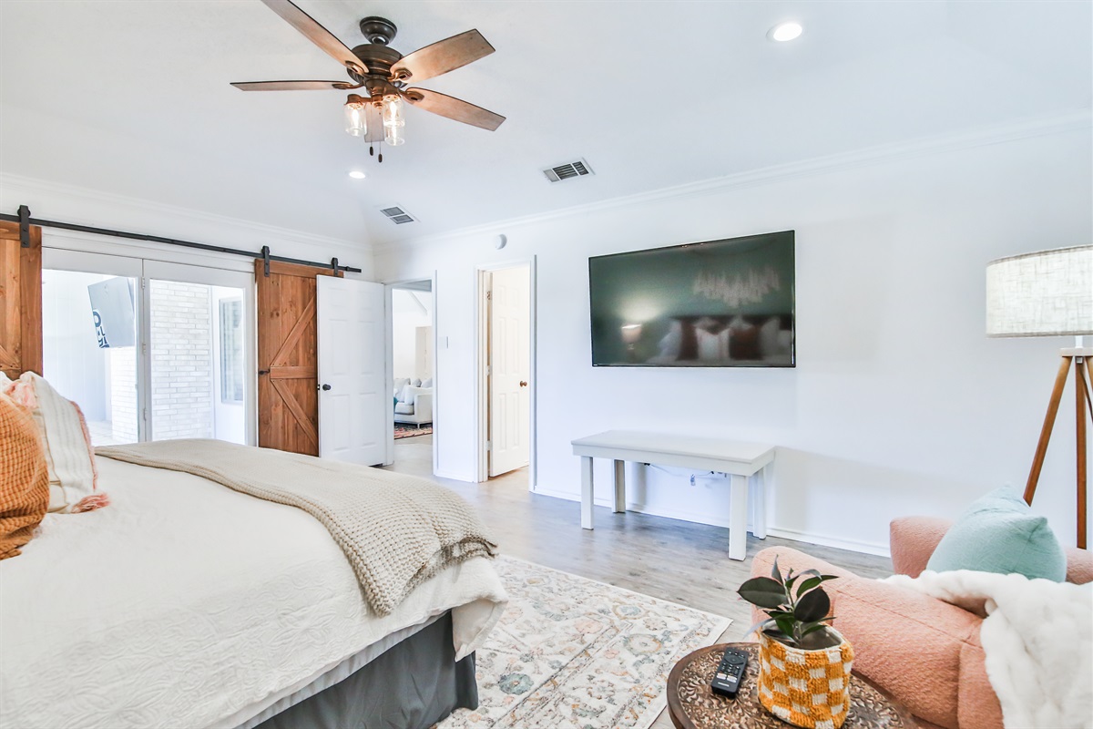 Master bedroom with king size bed 