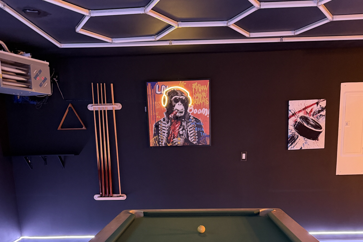 Garage Game Room. Arcade, Pool Table, Couch, Recliner 60" TV