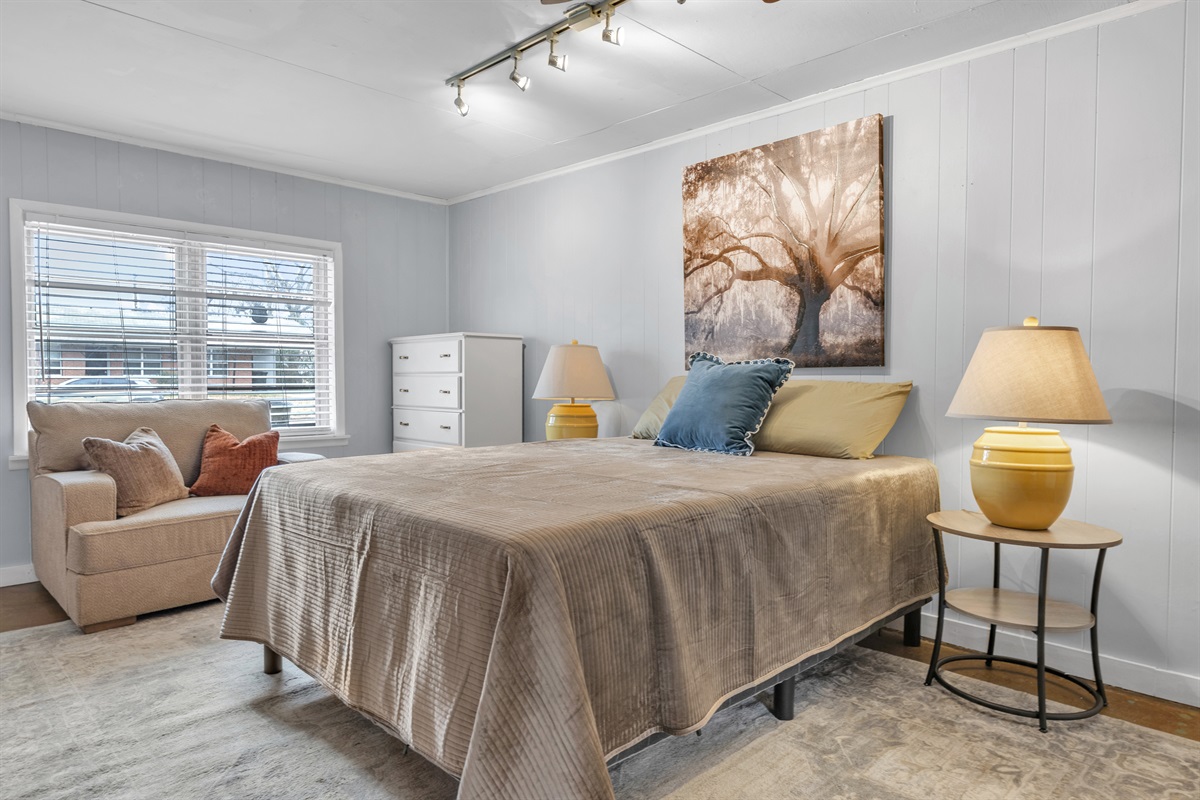 Bedroom 2 - Queen Bed