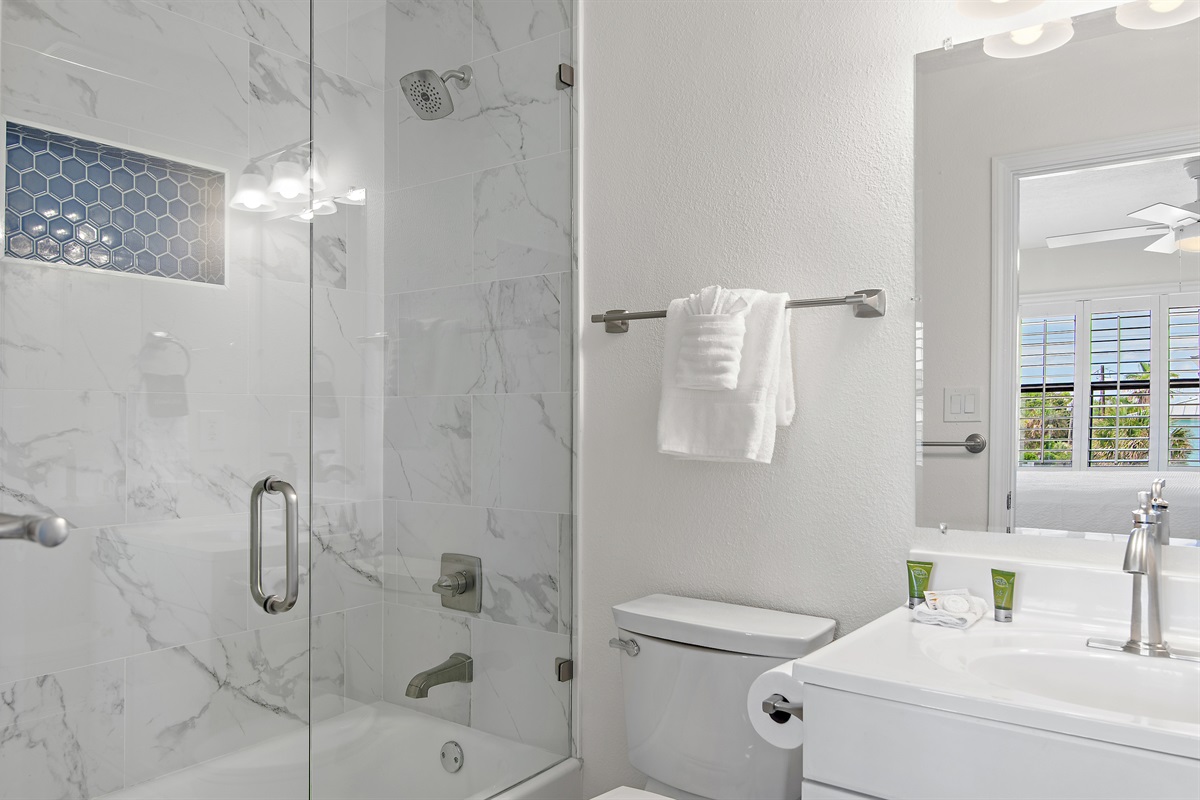 Third Floor King Suite Bath - Tub/Shower