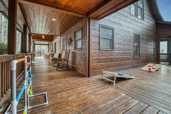 Mountain views from the wrap-around porch. Plenty of outdoor games to play! Giant jenga, cornhole/bags, ball toss, ring toss, plus mini golf putt-putt! 