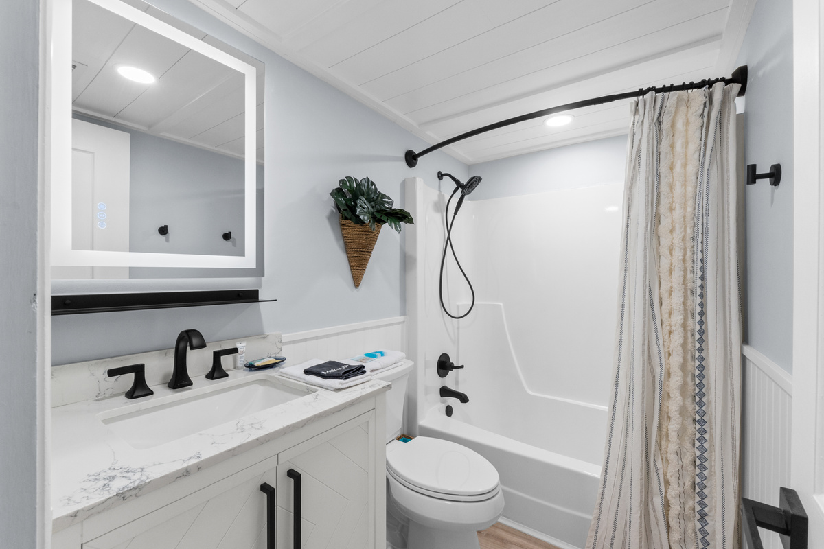 Master Bedroom Ensuite with Tub/Shower Combo