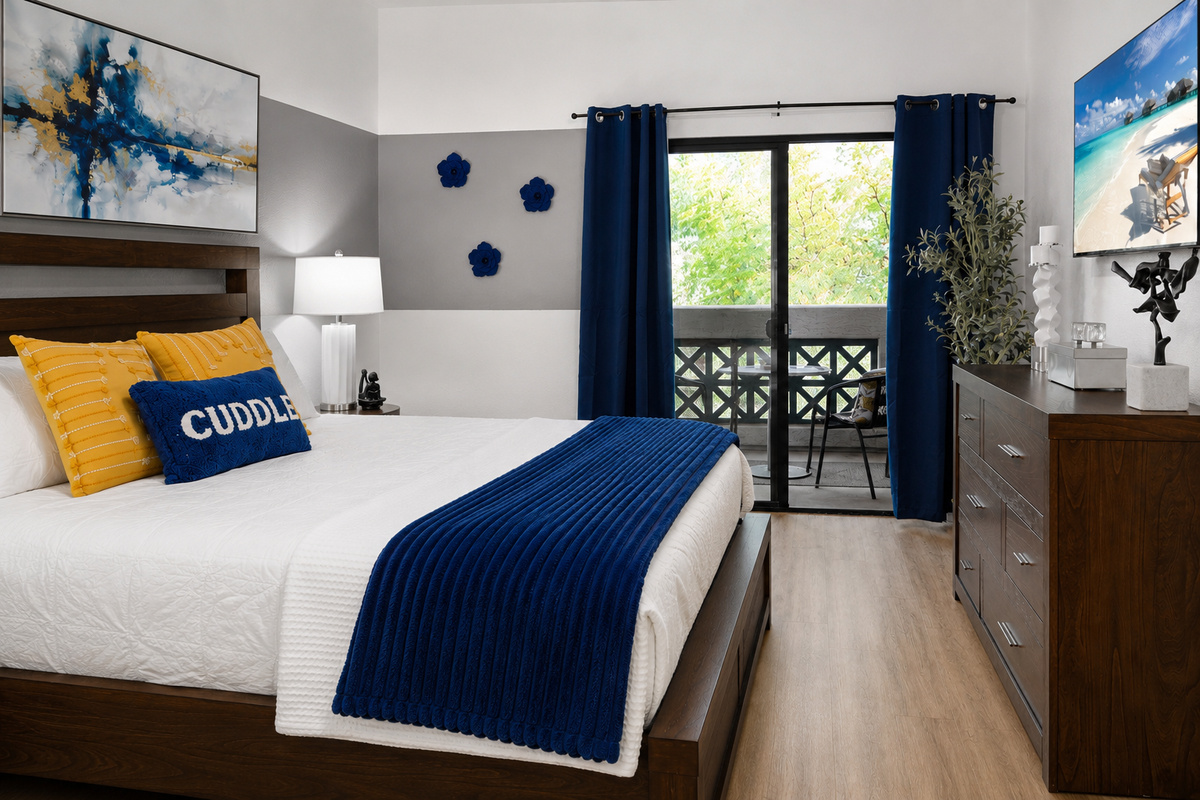 Relax in this cozy Scottsdale bedroom 🛏 – the perfect retreat after a day of golfing, hiking, or exploring Old Town Scottsdale. A must-stay in your Arizona getaway! 🌵☀