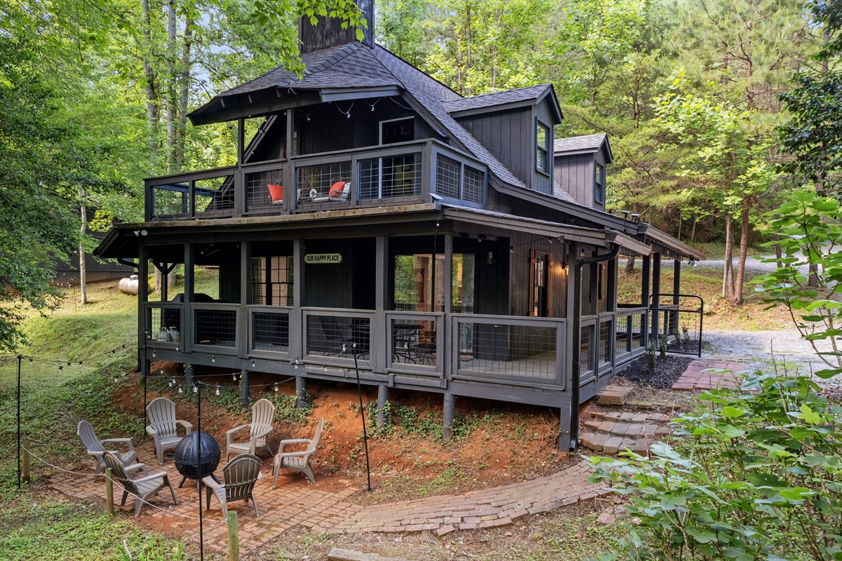 Multiple decks overlooking babbling creek- Creekside Cottage 