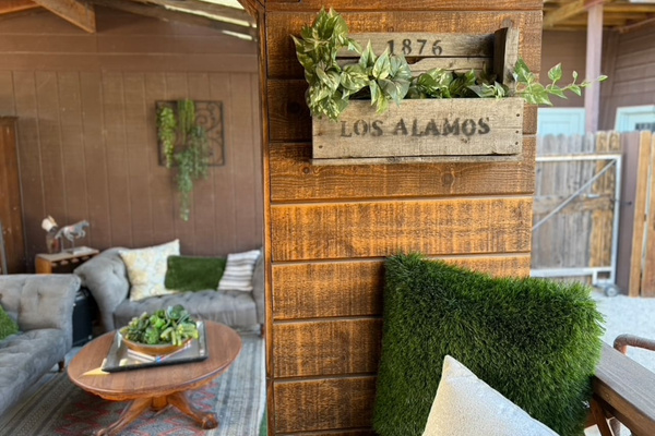 By day, the covered porch offers shaded corners for coffee, reading and conversation. After sunset, café lights and thoughtful uplighting transform the interconnected lounges into a warm, glowing setting for dinner, drinks and long evenings together.