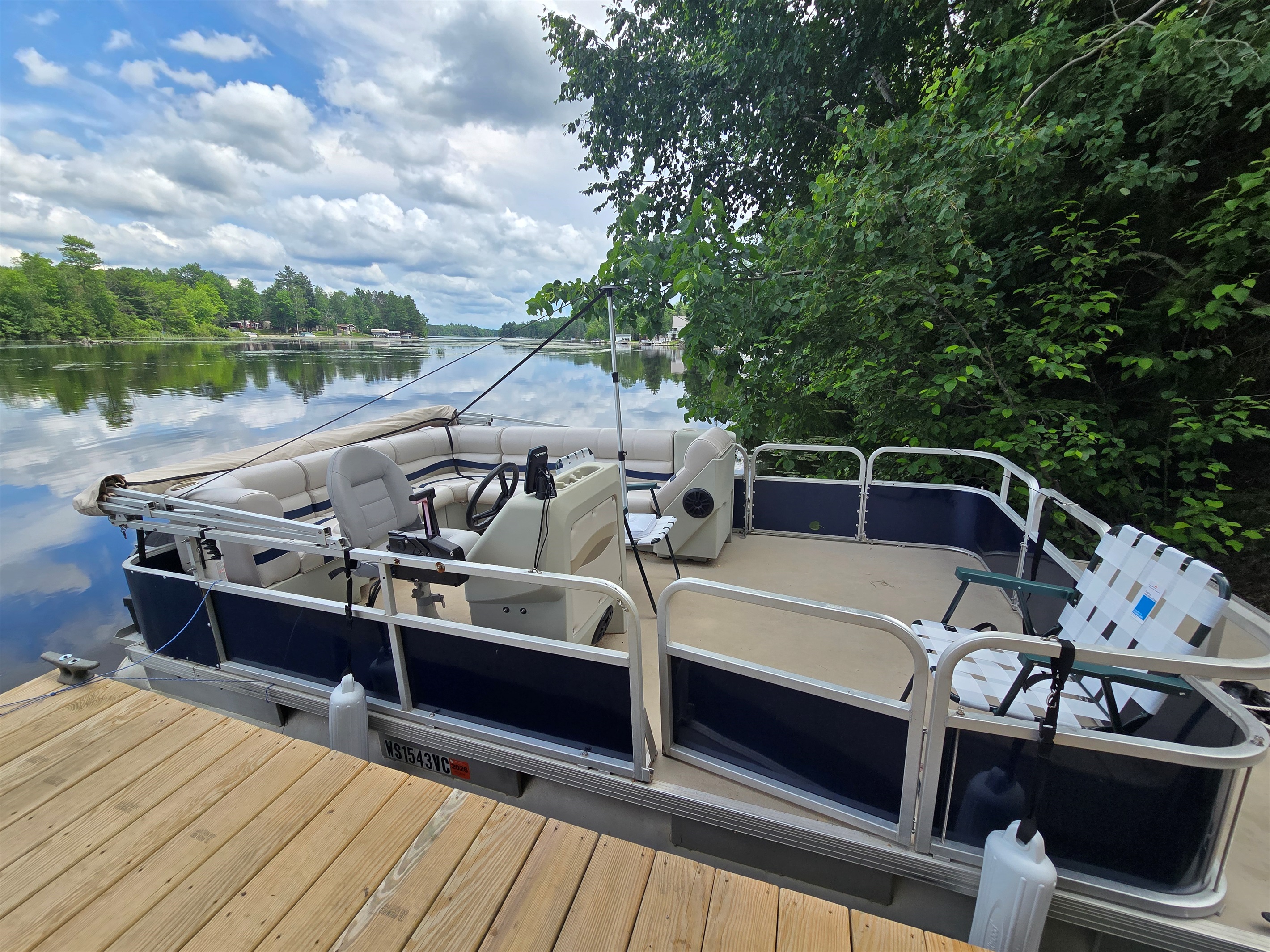 Pontoon available for rent during your stay. Don't worry after booking we'll reach out with more details :)