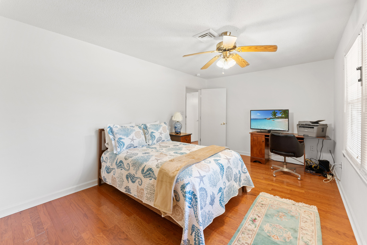 3rd Bedroom upstairs with a Double bed and work area for those that need to work while on vacation