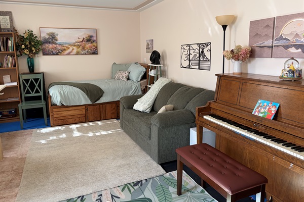 Bonus room-twin bed, twin sofa-bed and piano - ready to play.