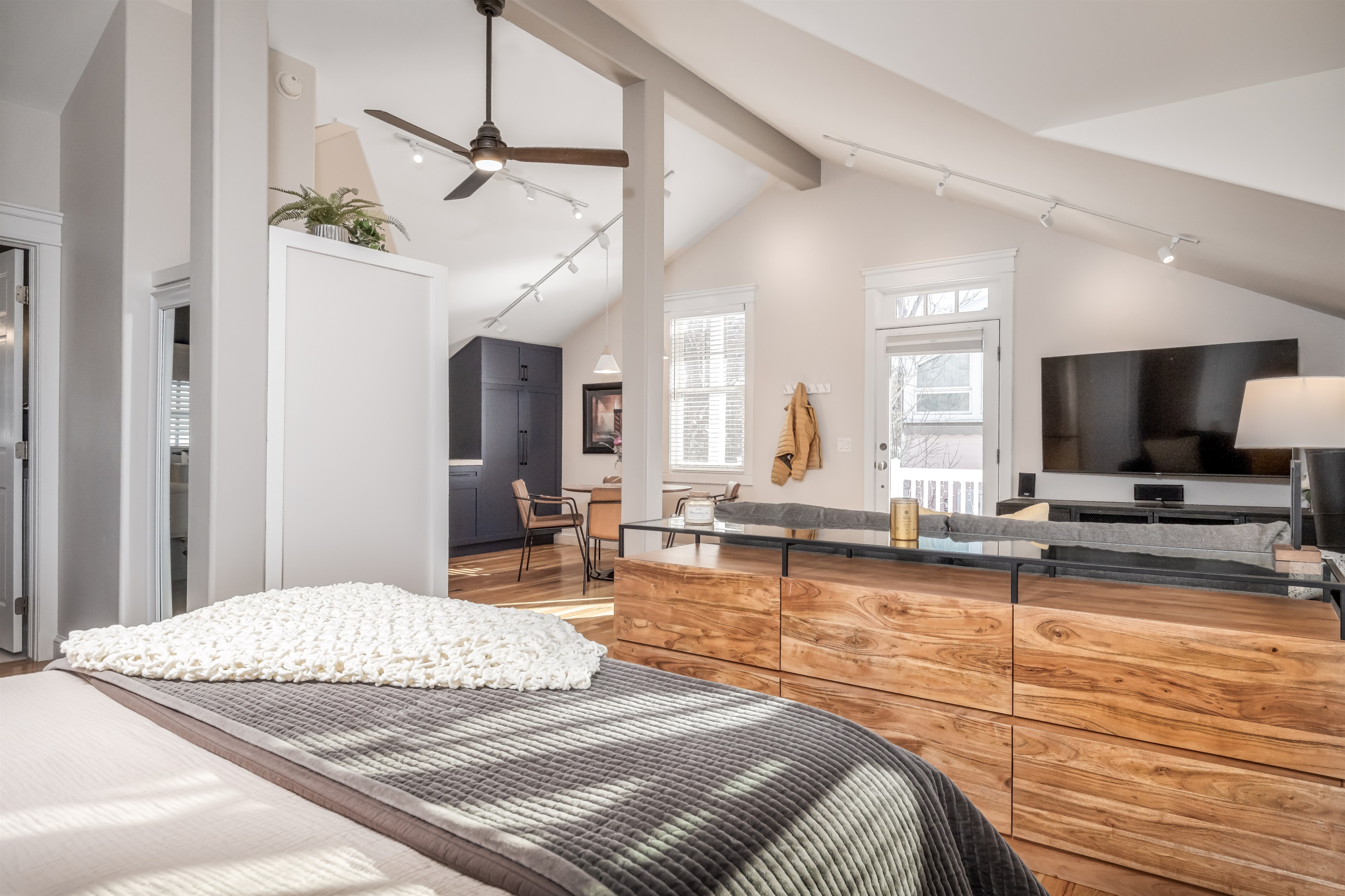 Ceiling Fan & Drawers for Storage