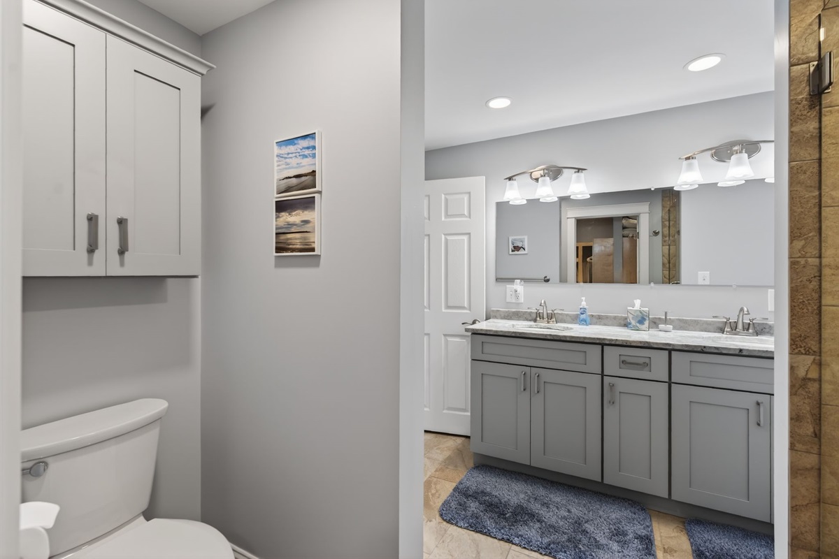 Full bathroom en-suite