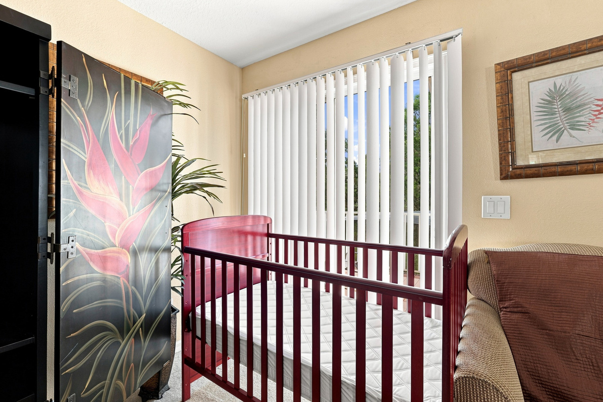 With crib and TV - Dream!