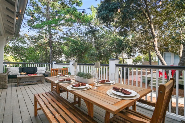 Large outside deck, perfect for morning coffee and afternoon drinks.