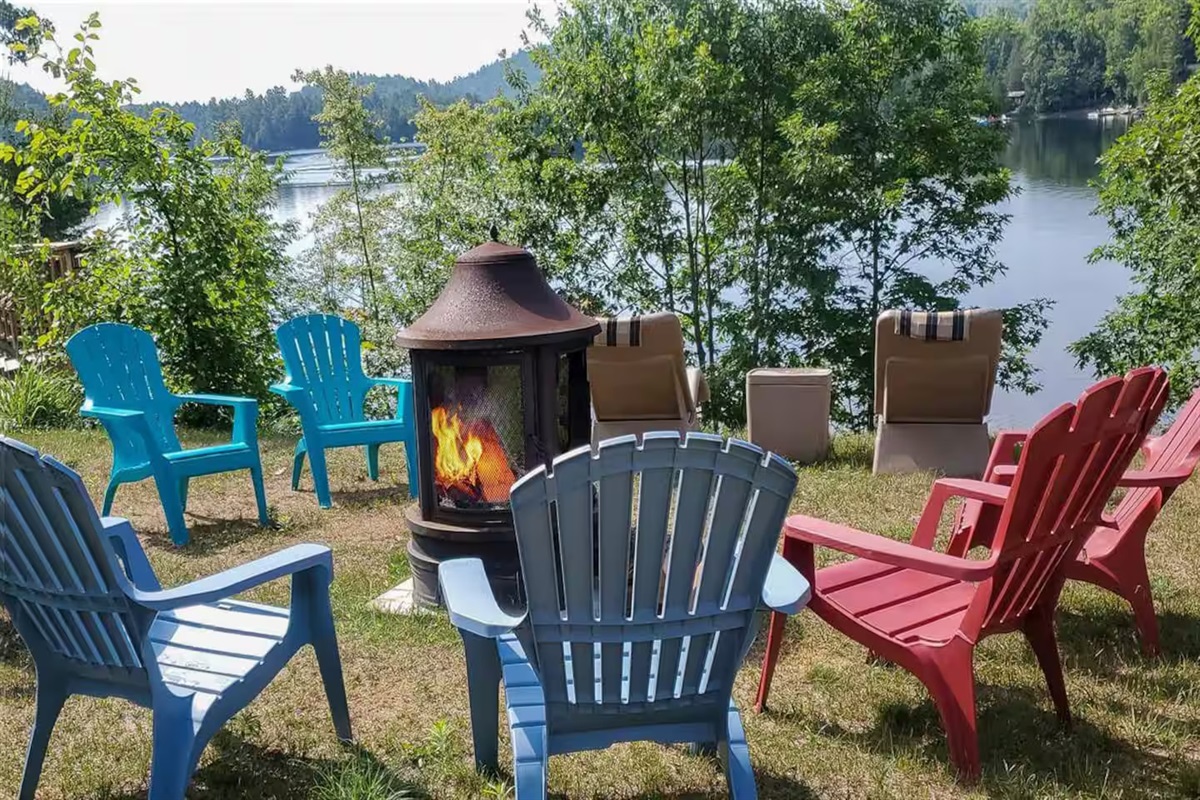 Luminaire Firepit with seating all round overlooking Lac McGregor - firewood is included