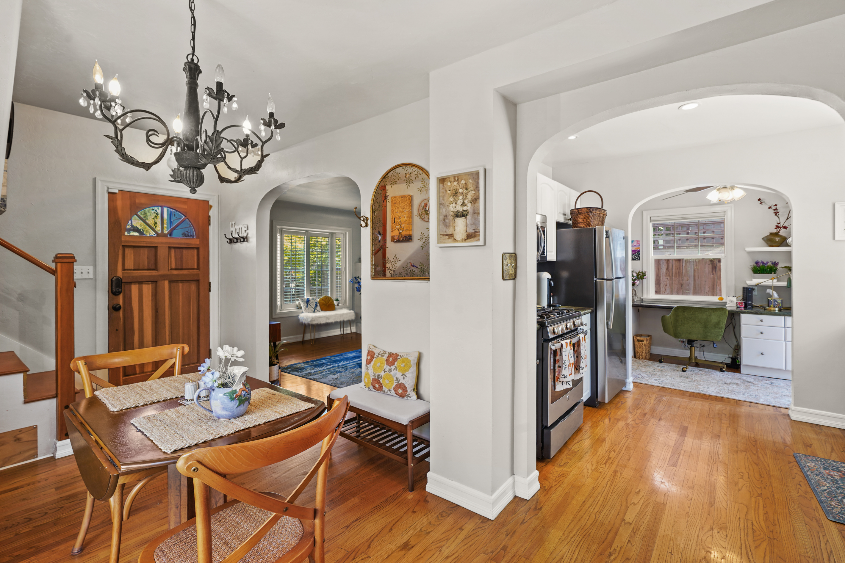 The dining table can be extended for extra seating, with two additional dining chairs available in the upstairs lavender bedroom.