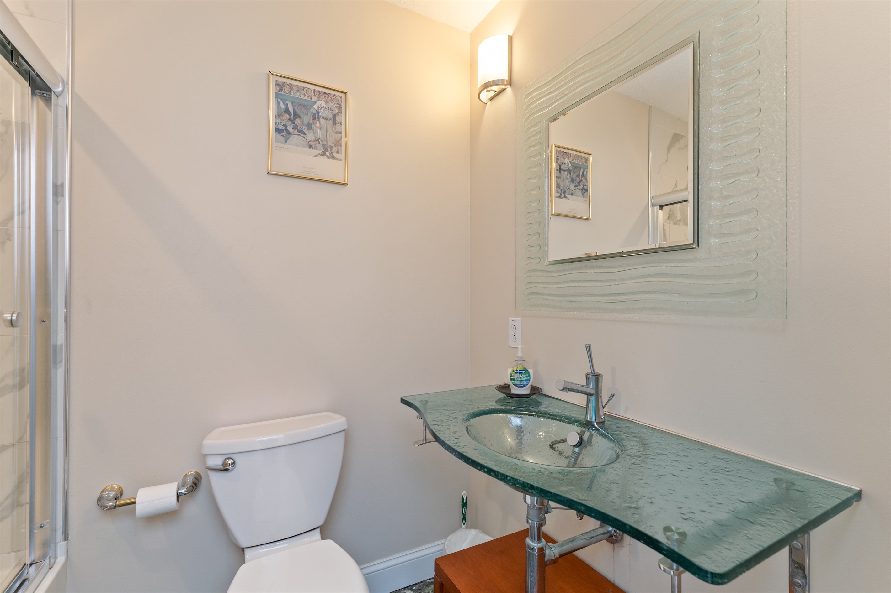 Main floor full bathroom with tub/shower combo