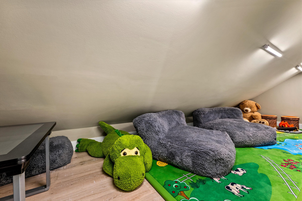 The Penthouse: Kids playroom with Infinity Game Table, 32-inch Smart TV and fun toys for the little ones!