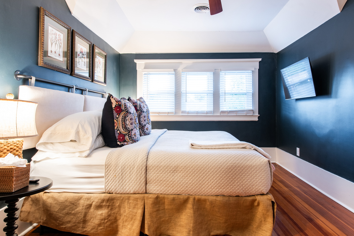 5th Bedroom ~ 3rd Floor ~ King Size Bed ~ 40" Smart TV