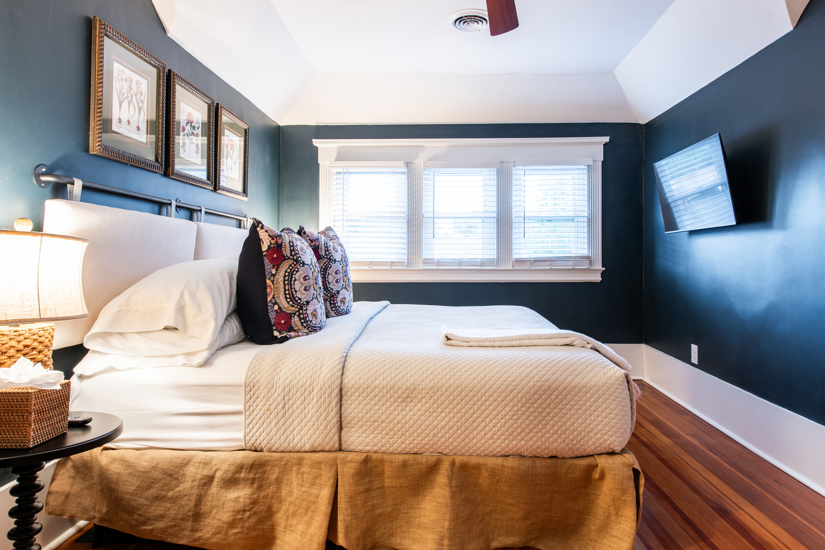 5th Bedroom ~ 3rd Floor ~ King Size Bed ~ 40" Smart TV