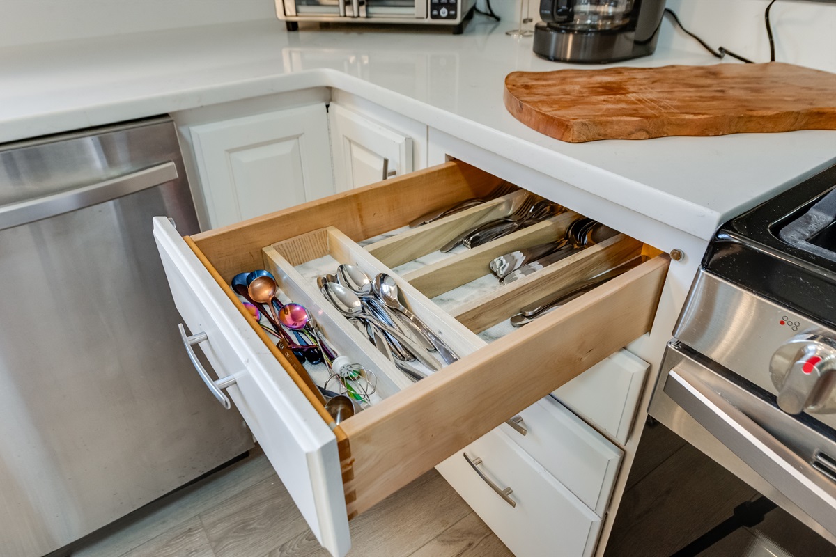 Kitchen: Whip up gourmet meals with quality utensils and modern appliances at your fingertips!