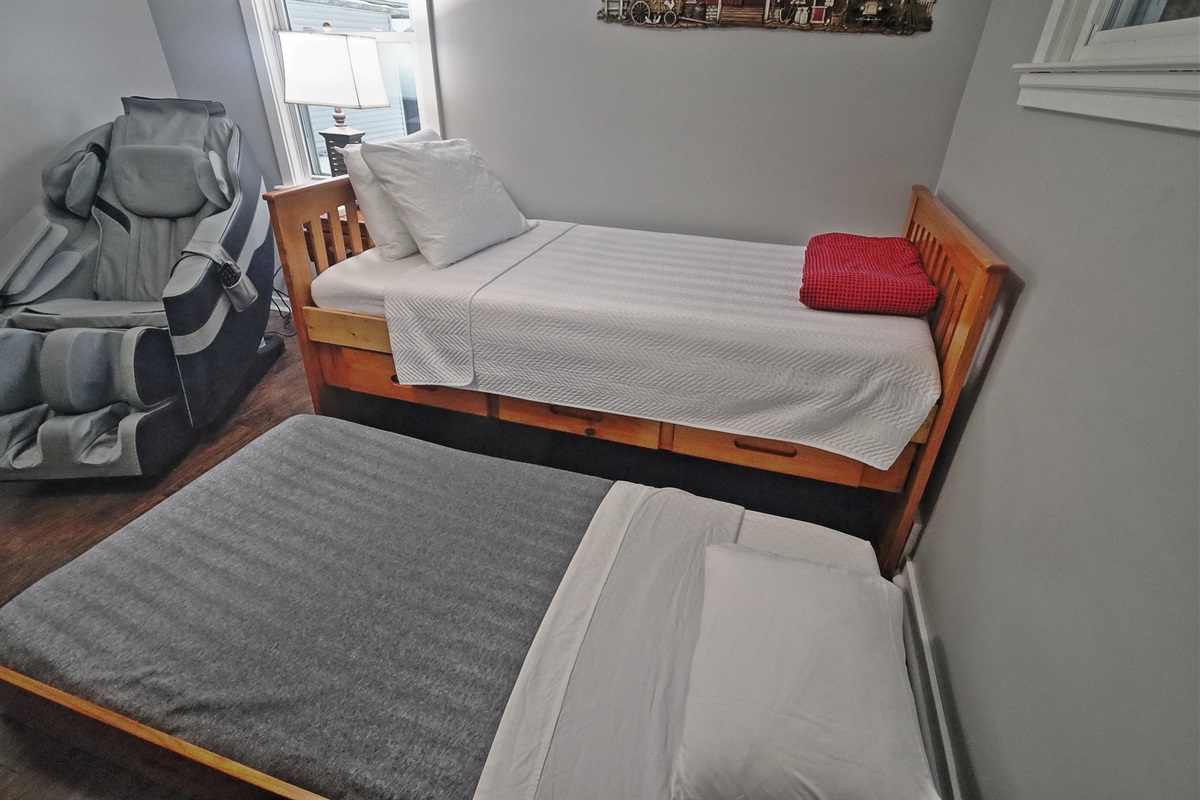 Daybed with trundle and massage chair in the Farm room