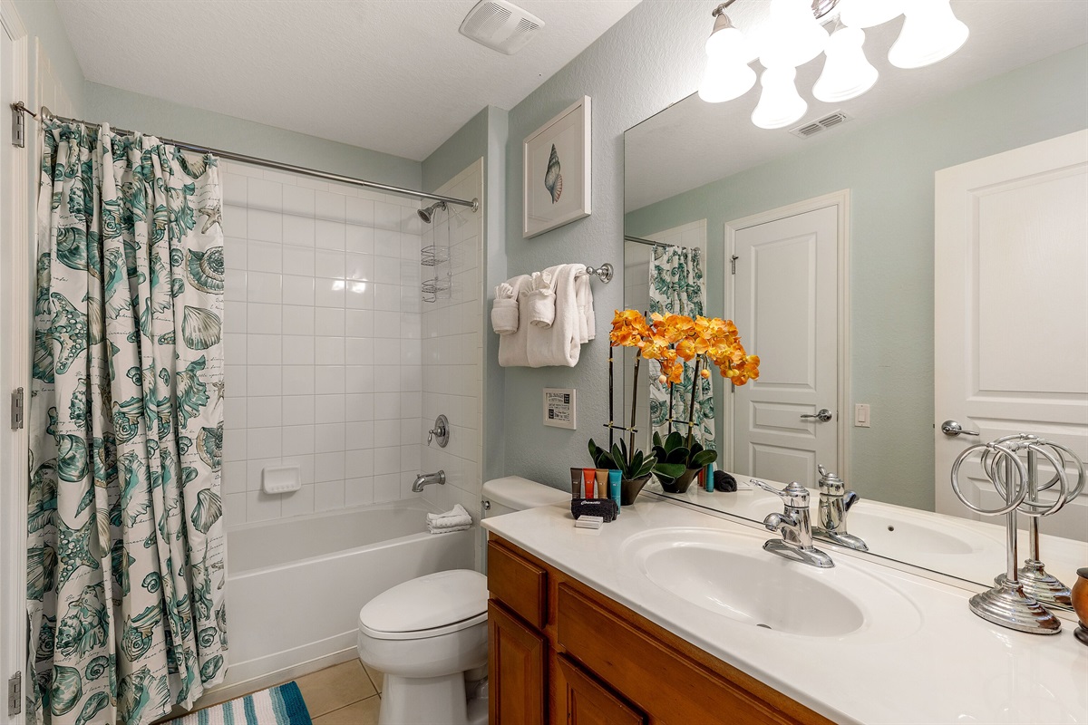 Queen Bathroom #3