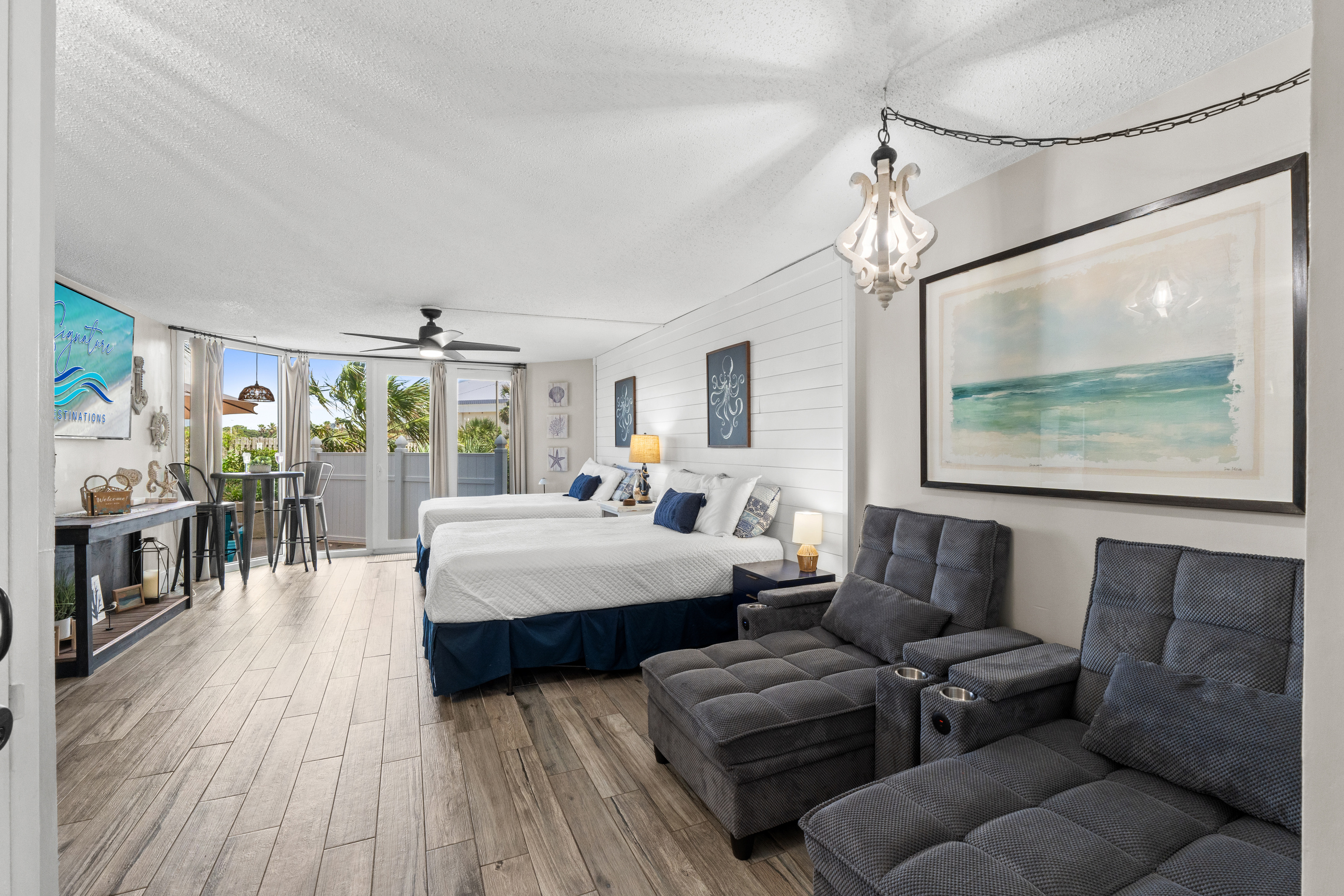 Living Room with 2 Queen Beds