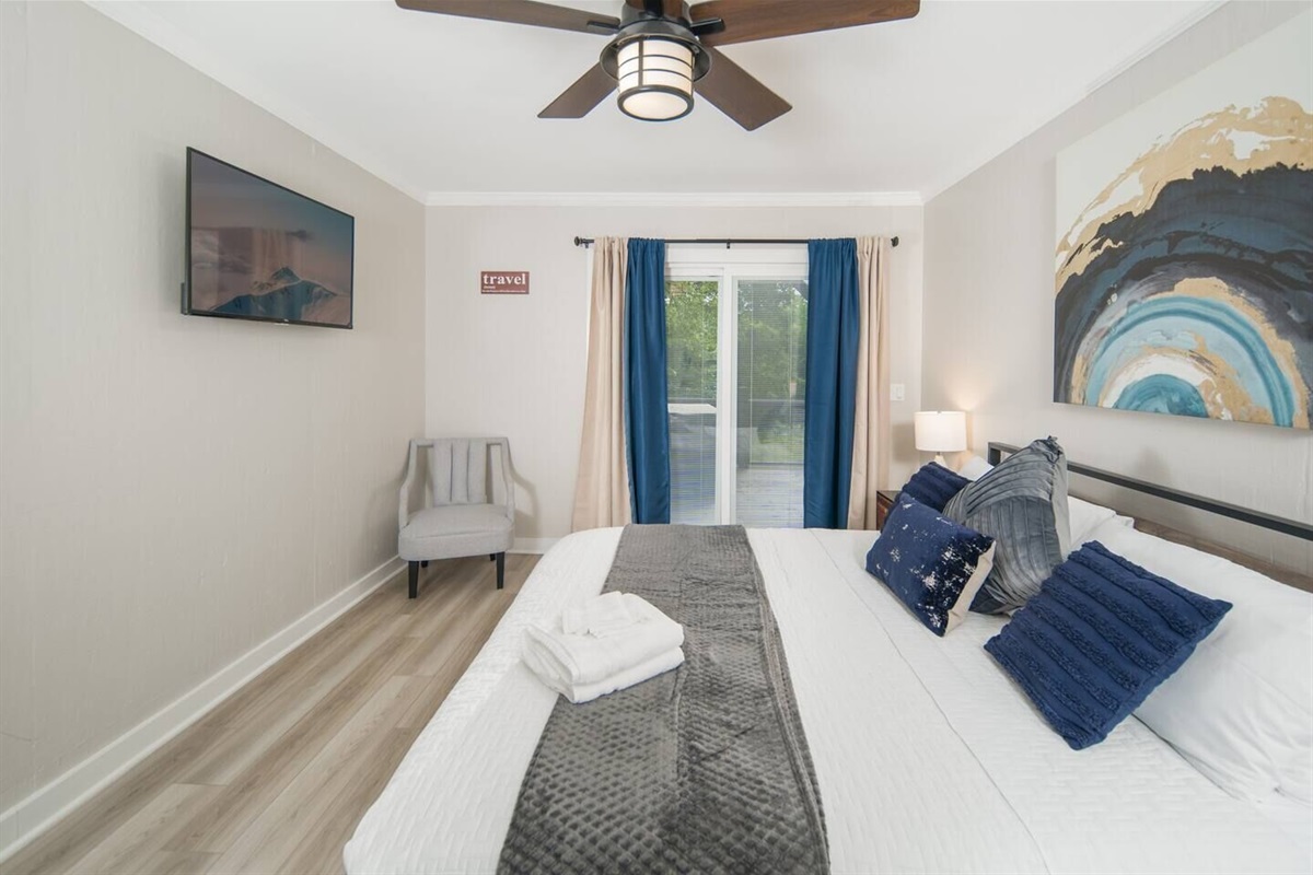 Unit 1: Bedroom #1 (King) Includes Roku TV (Hulu+, ESPN+, & Disney+)