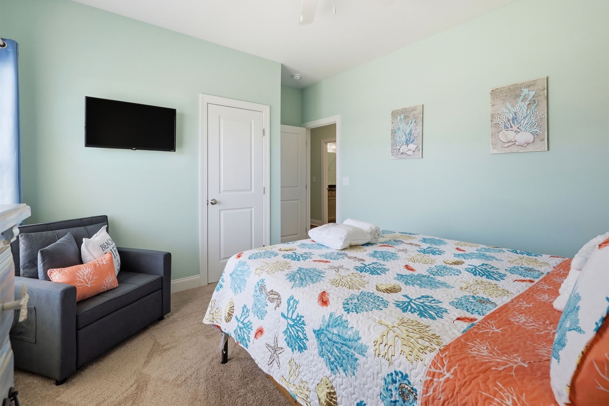 Comfortable queen room #2 with smart TV and a relaxed coastal feel!