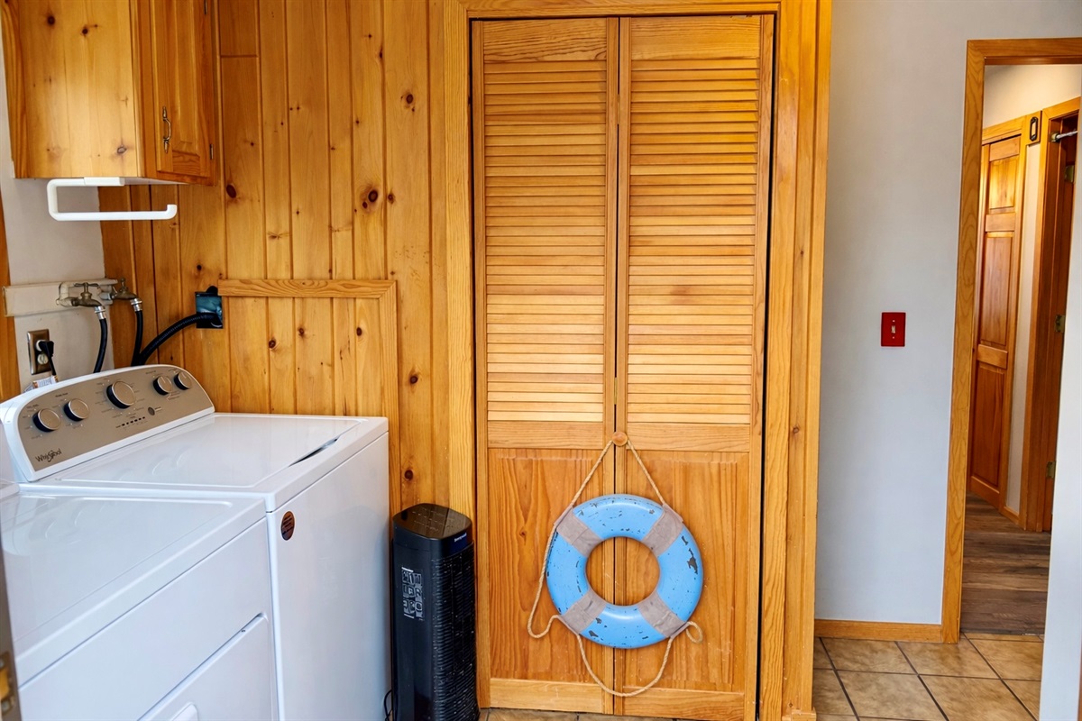 Walk in and you’ll immediately spot the convenient washer + dryer. Perfect for longer stays, snowy gear, beach towels, and keeping everything fresh after a day of North Shore adventures.