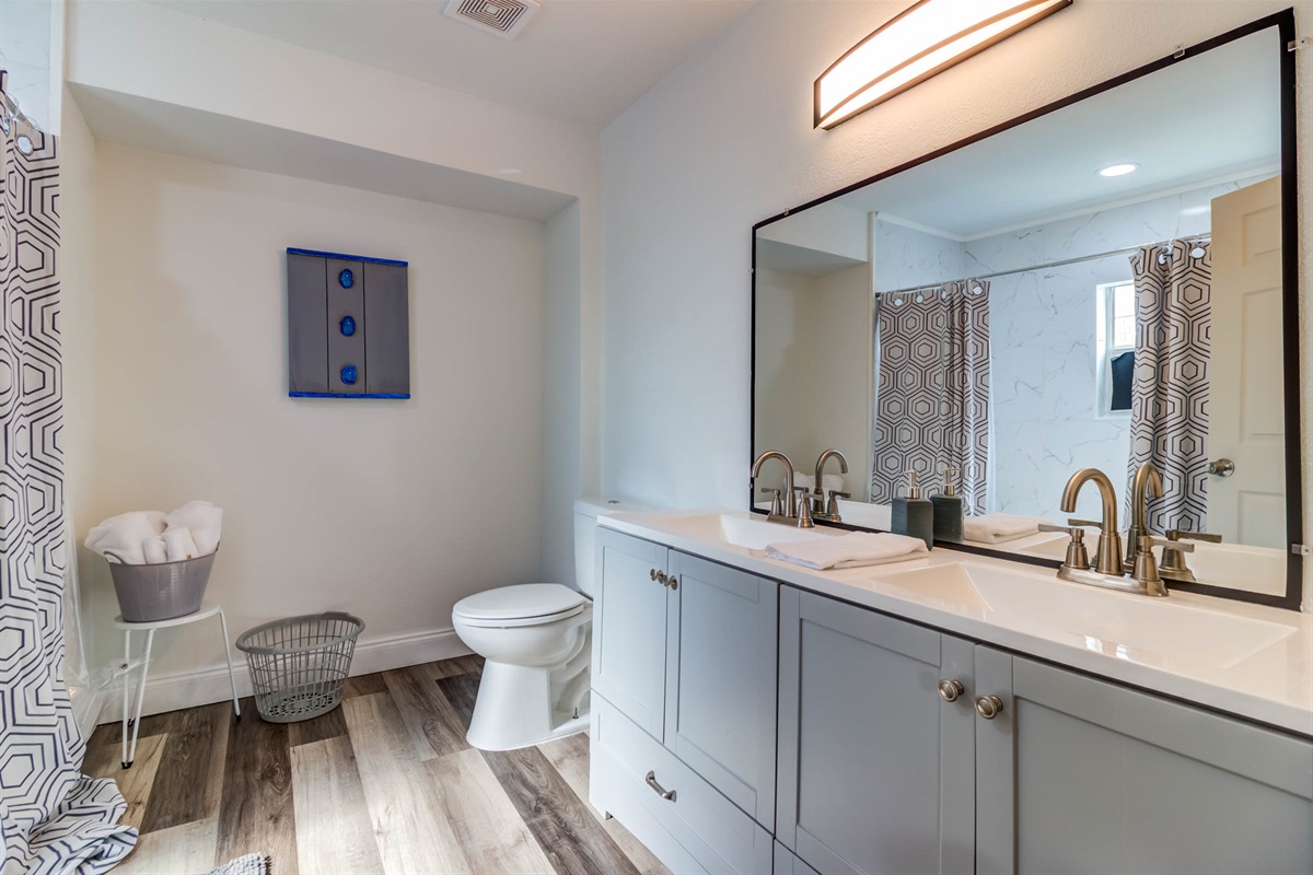 Master bathroom w/ double sinks 