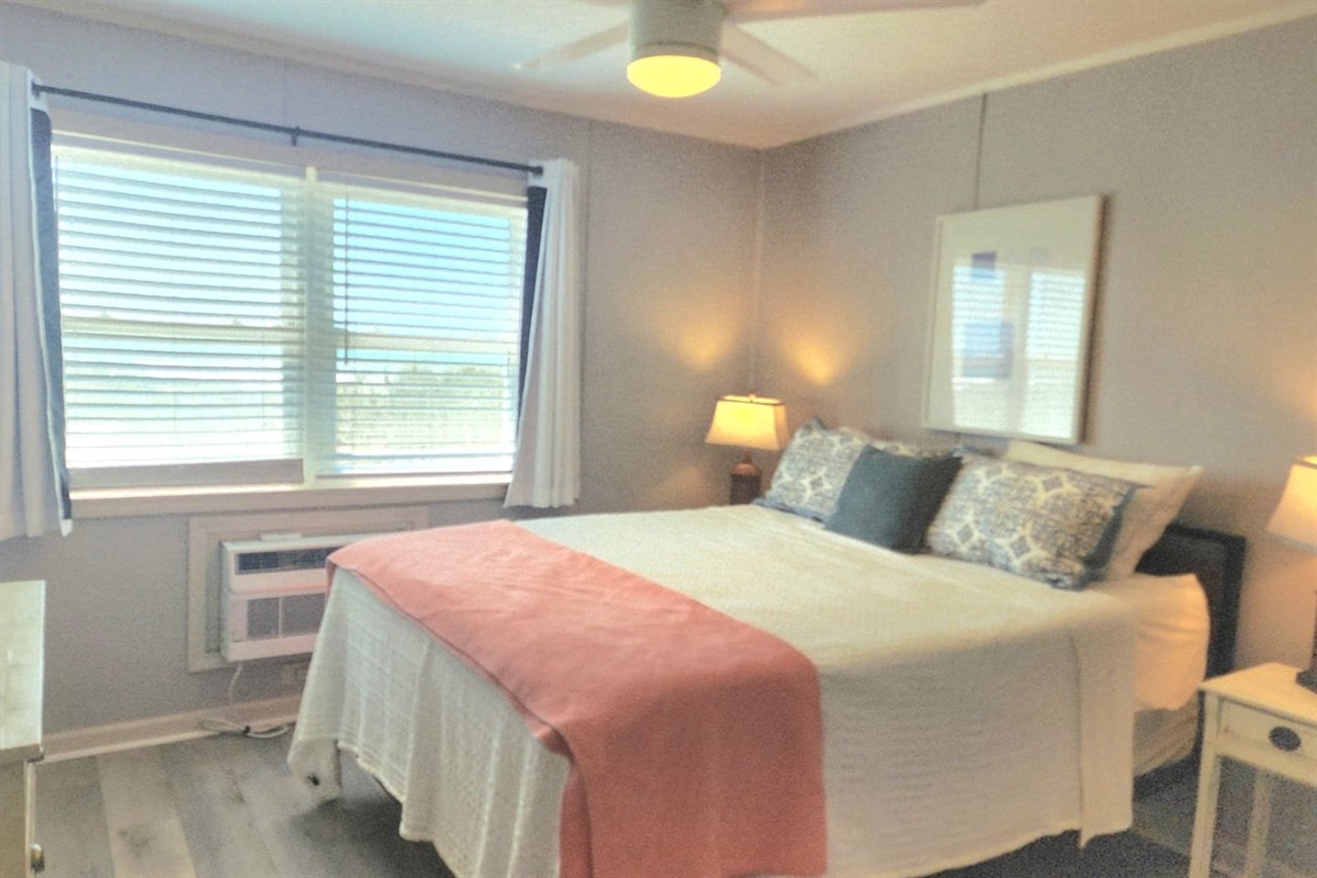 Master bedroom and full bathroom/flat screen tv queen bed. Spectacular ocean views!