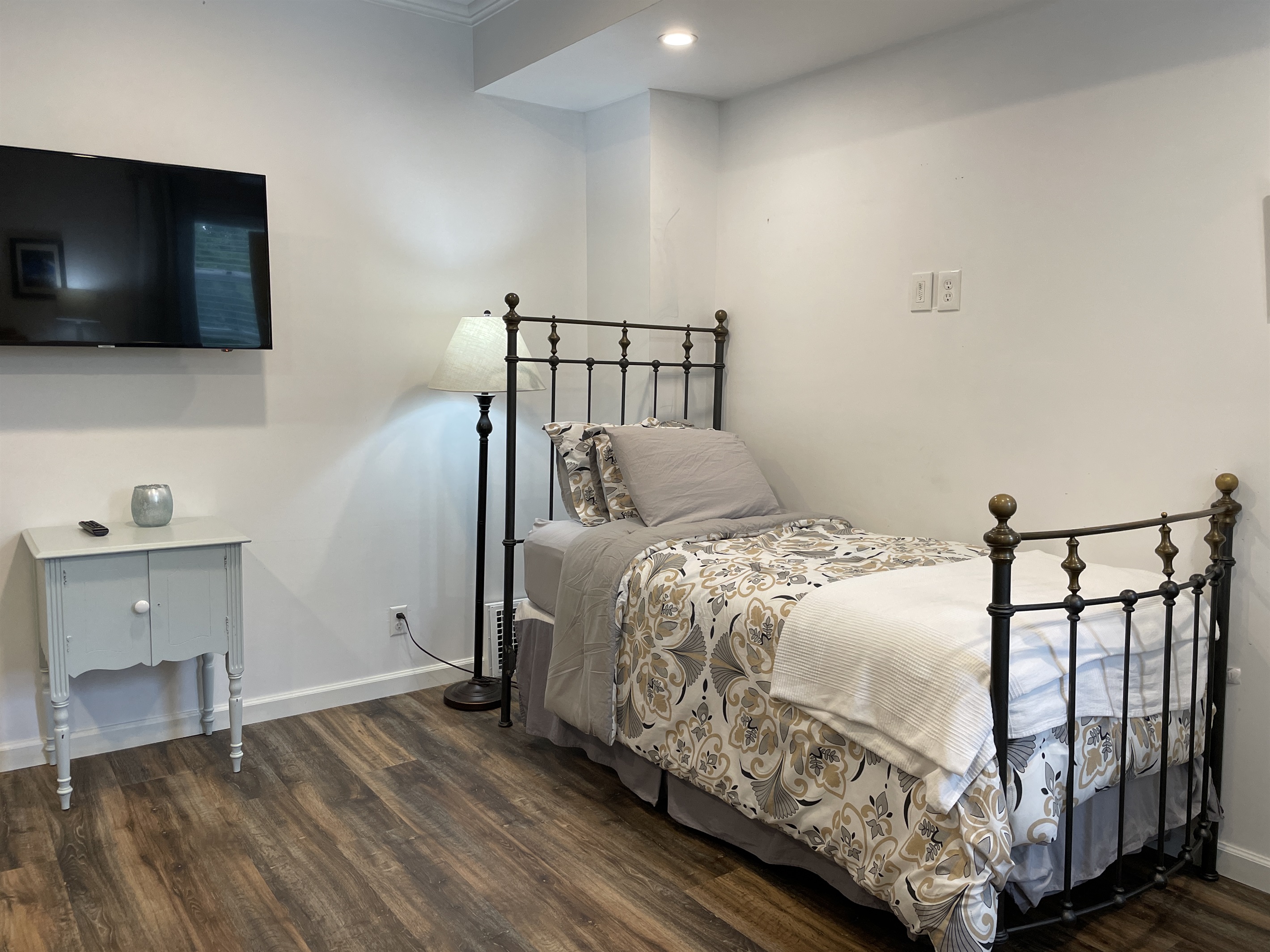 1st floor 2-room suite