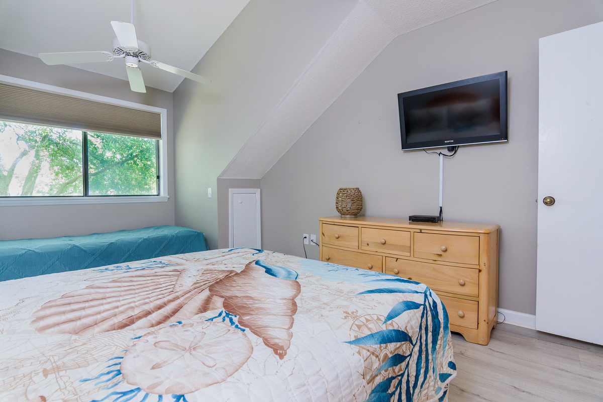 Queen and a twin bed in this lovely 2nd bedroom 