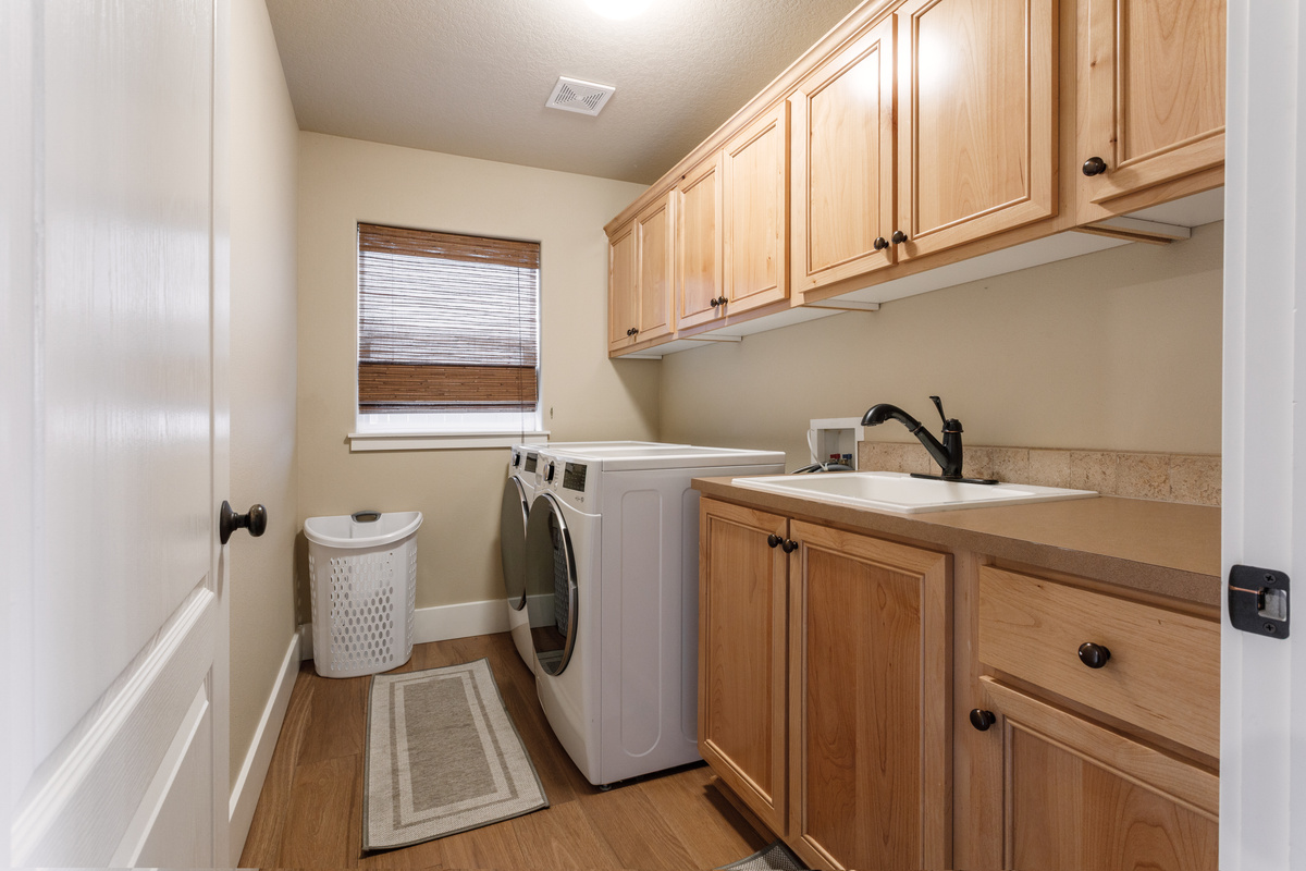 Smart LG laundry set with super-fast wash and dry cycles, so you can pack light and do laundry with ease.