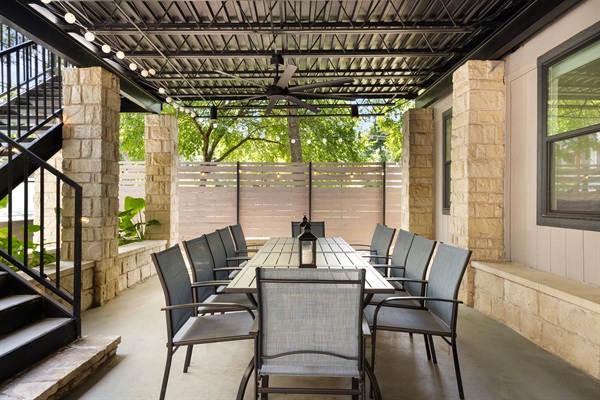 The whole family can sit under the ceiling fan while waiting for the BBQ master to present their work.