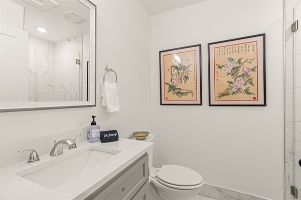 Ensuite bathroom to BR7
