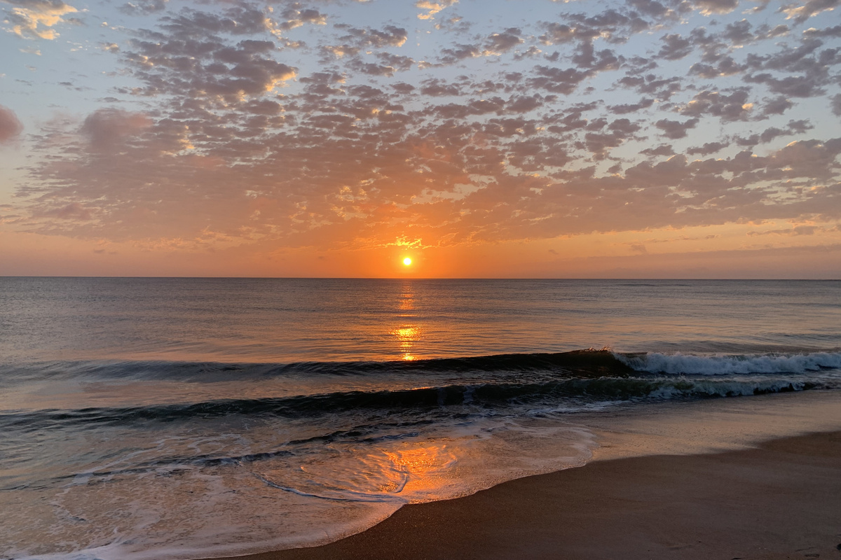 4 houses away from the beach and amazing sunrise views. 