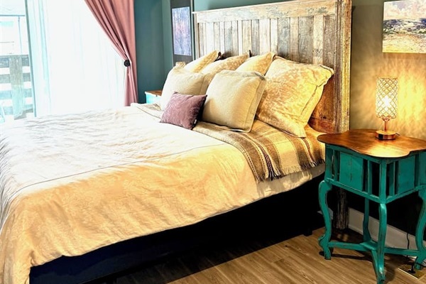 King bed with en suite bath and balcony