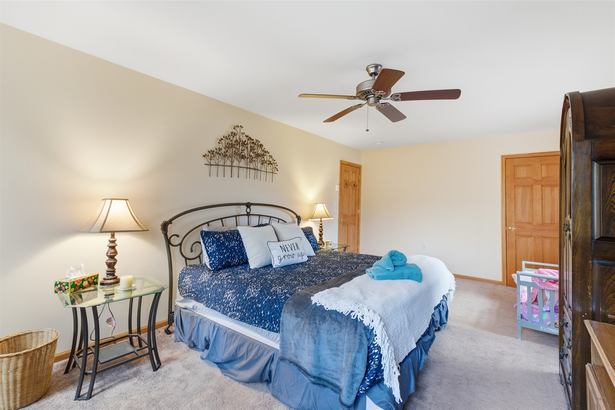Bedroom 4 with King size bed, a crib, and TV.