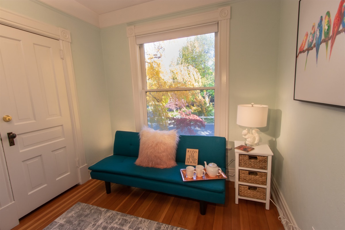 Office with desk, office chair and futon - sleeps 1-2 guests