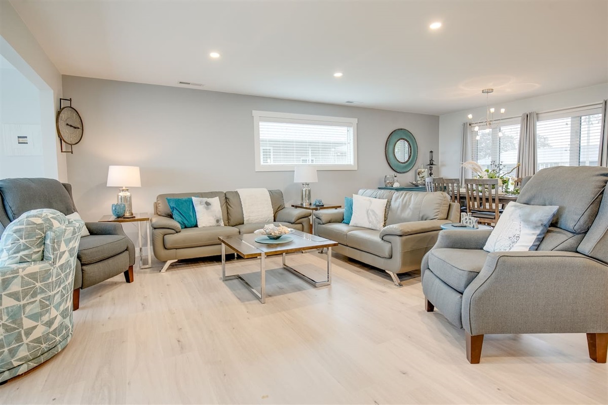 Lake view, spacious and well appointed Living room