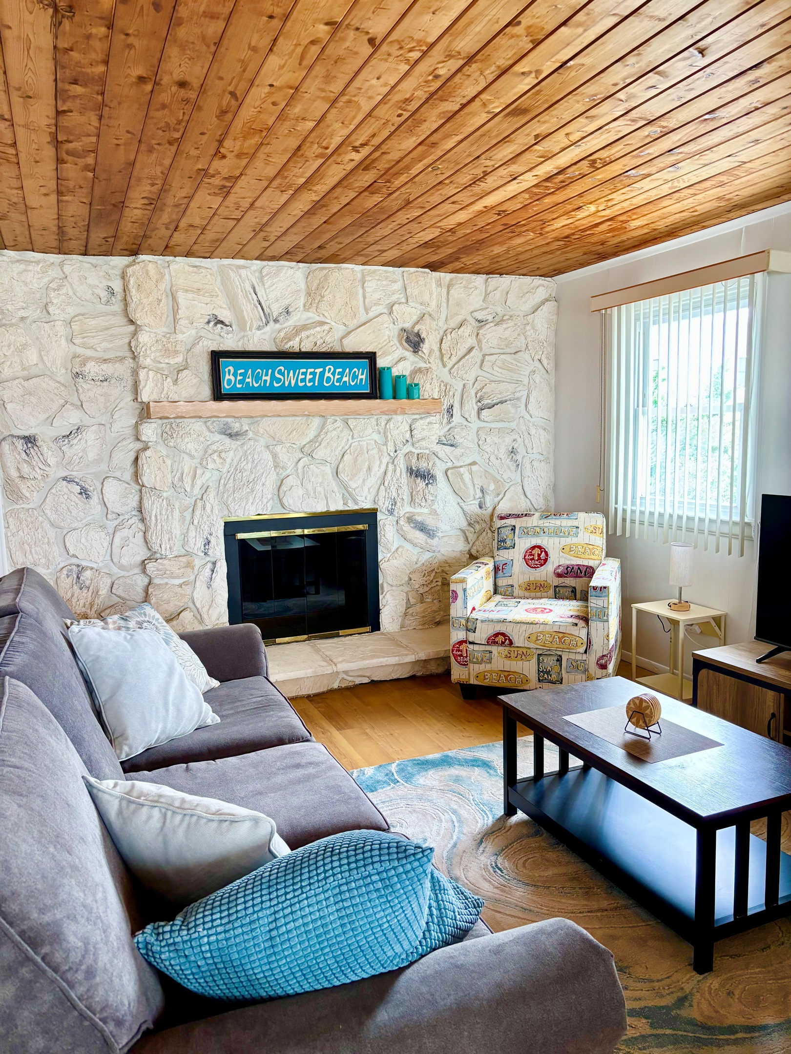 Upper Floor: Livingroom