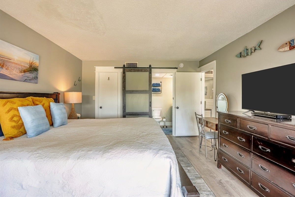 King bedroom with smart TV and ensuite bathroom