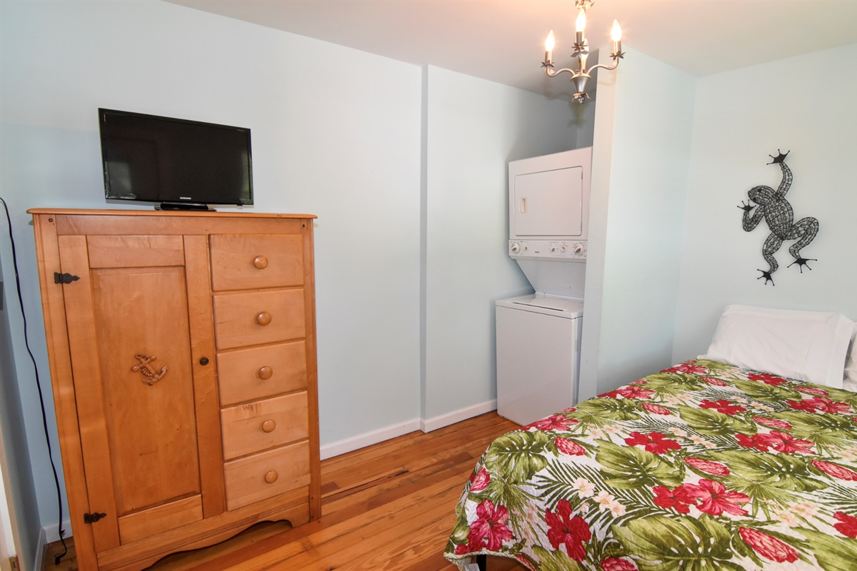 Queen & Laundry in 7th Bedroom