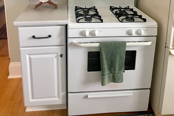 Gas stove and oven included in the fully equipped kitchen.