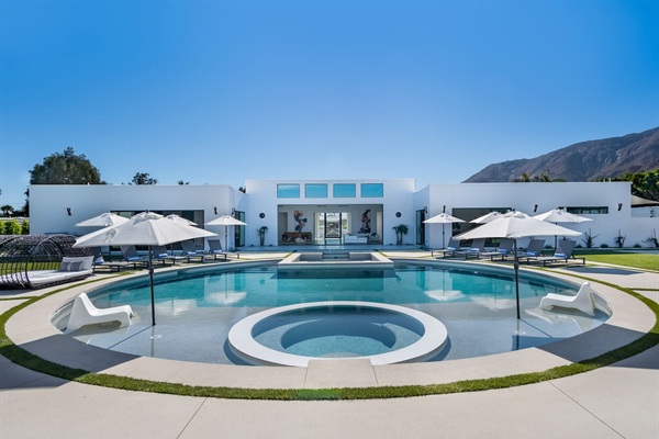 Large round pool with baja shelf and submerged hot tub