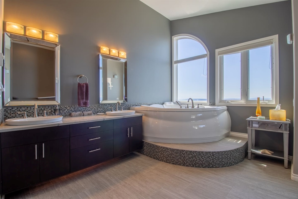 We have a large bathtub that we kindly ask you not to use for water conservation. But we have a lounging hot tub.